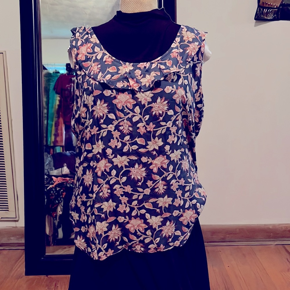 Gap L loose fit silky blouse.. navy floral. NWT